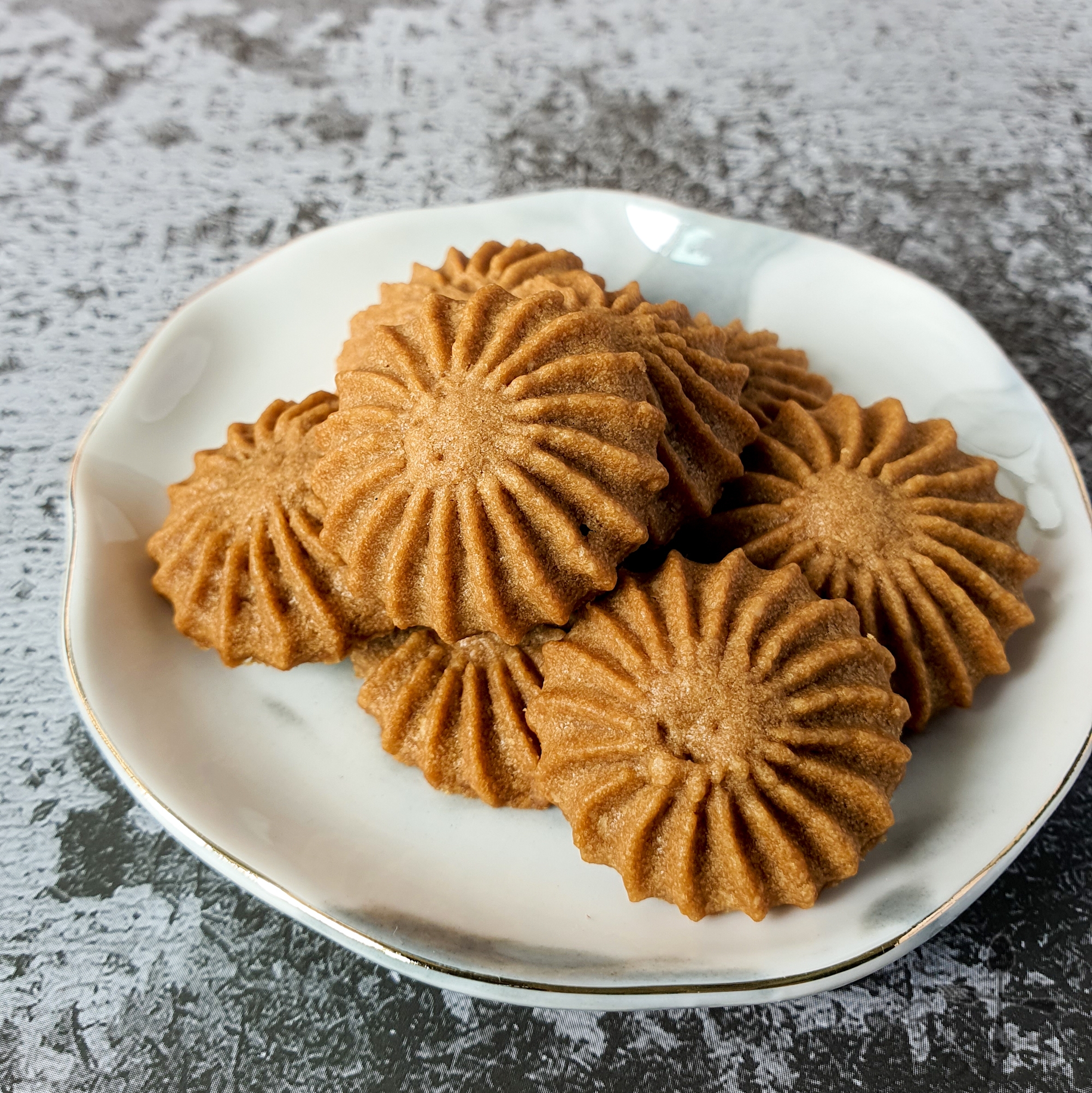 https://www.foodiebaker.com/wp-content/uploads/2023/01/Coffee-Butter-Cookies-featured.jpg